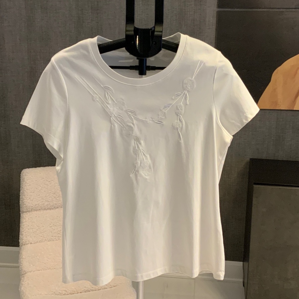 jac dale Chic White Embroidered Tee L
